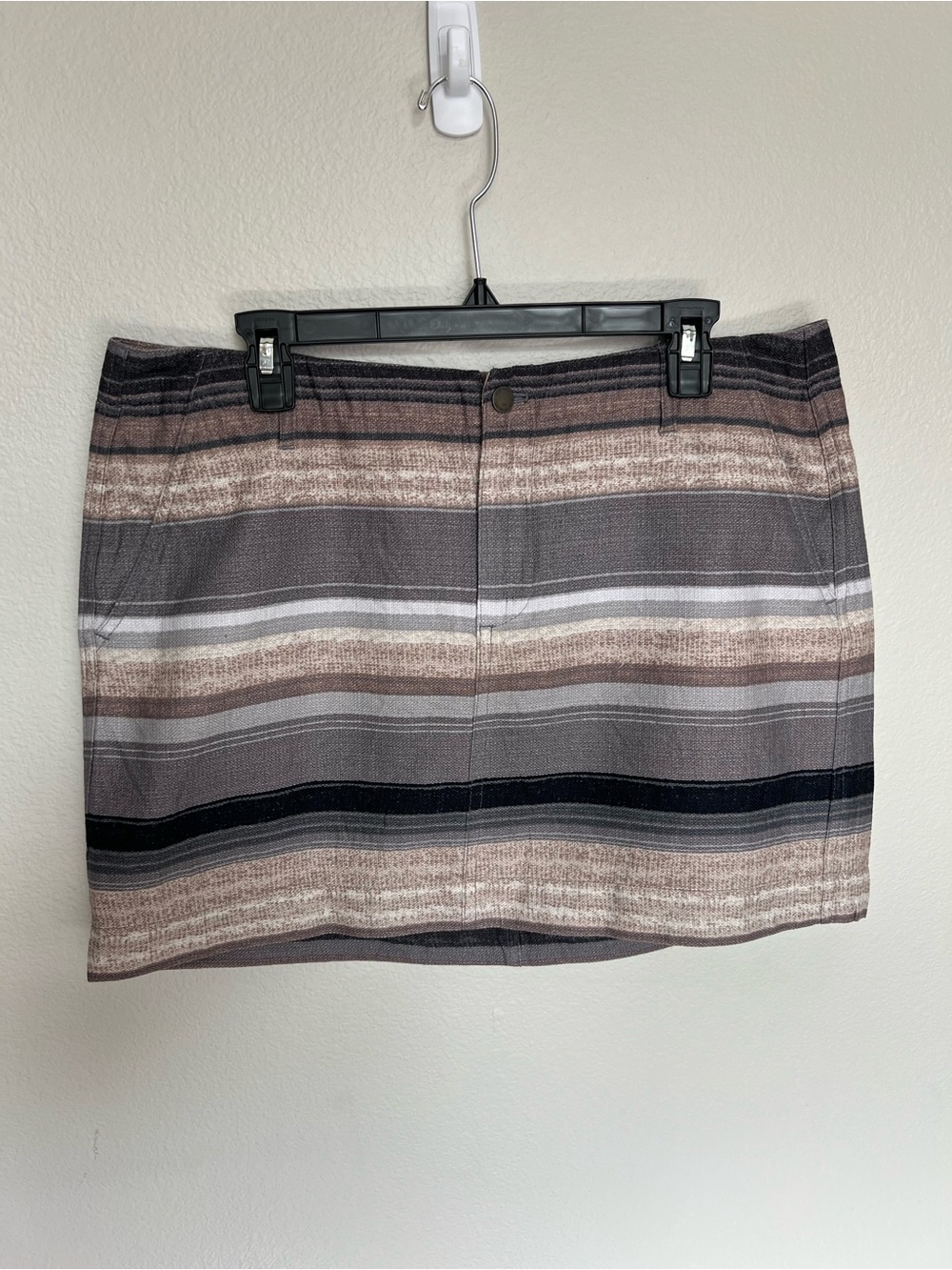 Old Navy Striped Mini Skirt in Gray, Beige and Black